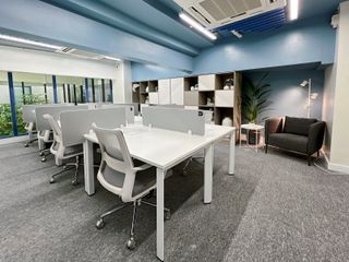Work more productively in a shared office space in HQ Triumph Building