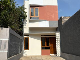 Rumah SHM pinggir jalan 2 lantai 6 menit ke alun-alun Ujungberung