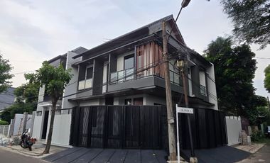 Rumah baru Hoek di BSD Griya Loka Depan Taman