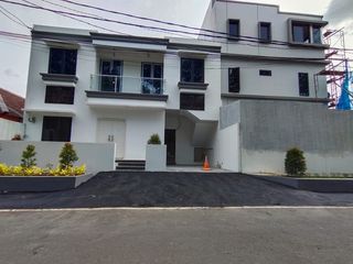 Rumah Murah 2 Lantai Lokasi Strategis Cempaka Putih
