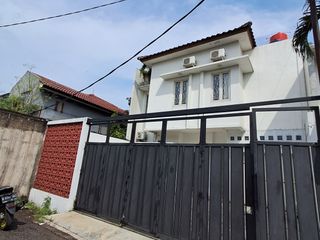 Rumah design elegan carport 3 dan luas tanah 200lebih kamar tidur 4+1