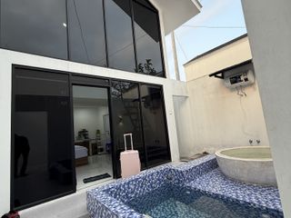 Kost bulanan konsep villa private pool and jacuzzi