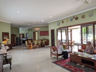 Dijual! Rumah Jawa Modern dengan Kolam Renang dan Halaman Asri