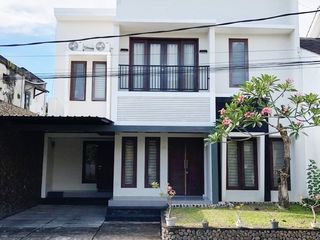 Rumah di kompleks perumahan Meninting Garden Lombok
