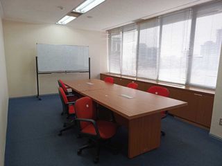 Sewa Kantor Semi Furnish 198 m2 di Menara Cakrawala Thamrin, Hrg Murah