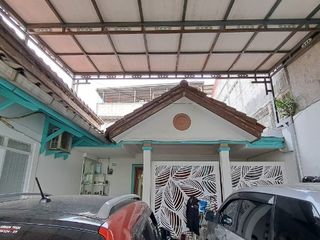 Dijual rumah 3 lantai di Jagakarsa