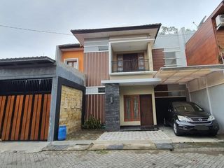 Kontrakan Rumah Cantik 2lt Include Strategis Semi Furinshed