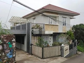 DILELANG MURAH Rumah 2 lantai siap huni di Jl Bukanagara Kayuambon