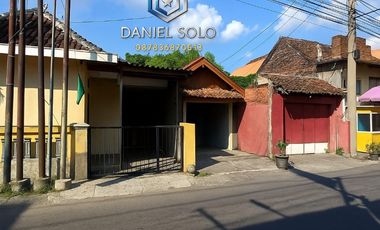 Dijual Rumah Pinggir Jalan Raya Cemani Solo