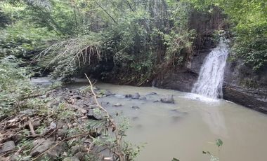 Tanah luasan kecil dekat pantai los sungai berisi air terjun view laut
