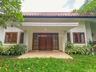 Rumah Hunian Tenang dilengkapi Kolam Renang Di Kebayoran Baru