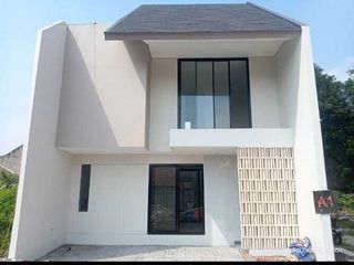 Rumah 2 Lantai dengan ruang keluarga luas