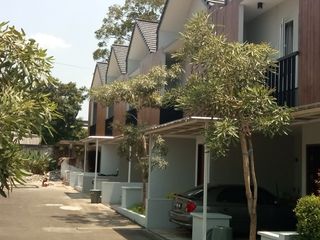 Rumah 2 lantai di Bintaro ada kolam renang