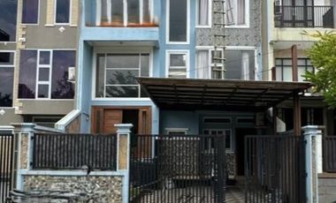Rumah Rapih Menarik Dalam Town House Dekat Pintu Tol Cibubur Jakarta