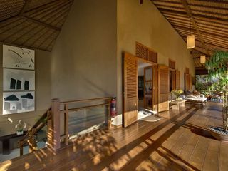 Freehold - Luxurious Balinese Retreat with Spacious Living, Lush Gardens, and Prime Seminyak Location