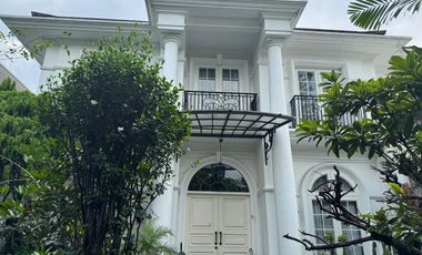 Dijual Rumah Semi Furnished Ada Swimming Pool di Fontainebleau