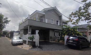 Dijual Rumah Hook 2 Lantai Gaya Farm di Griya Loka