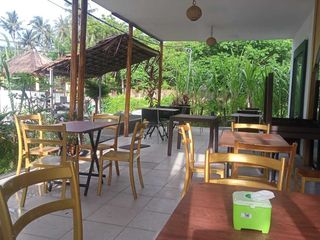 Villa dan restaurant di pinggir jalan Kerandangan