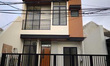 Dijual Rumah 2 Lantai, Ada AC, dan Lantai Granit di Kencana Loka