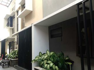 Dijual Cepat! Rumah + 6 Unit sewaaan Aktif, Jakbar, Dekat Senayan