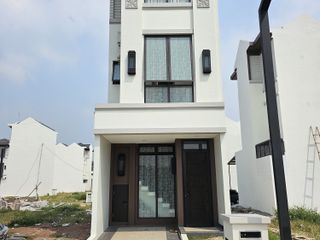 DISEWAKAN MURAH BISA NEGO RUMAH 3 LANTAI LAVON DAISAN SUVARNA FURNISH