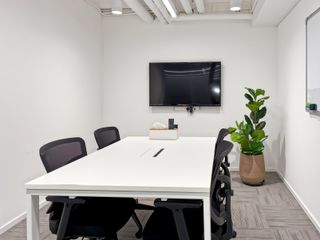 Private office space for 4 employees in Regus Apple One Equicom Tower