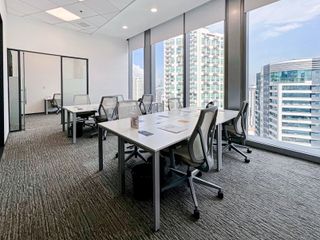 Fully serviced private office space for you and your team in Spaces World Plaza