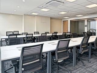 Private office space for 5 employees in Regus One Vertis Plaza