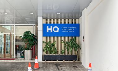 Bertemu, bekerja, atau berkolaborasi di business centre profesional kami di HQ Tower