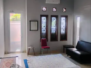 Dijual Rumah Sedang Terpakai Kantor dan Kostan di Komplek Kawaluyaan