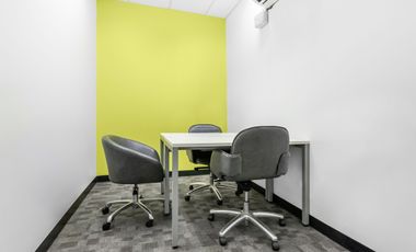 Private office space for 4 employees in Regus Central Bay Plaza