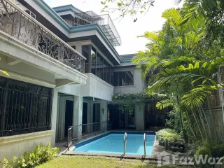 Spacious 5BR House with Pool & Spacious Attic