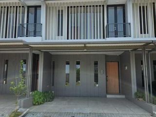 Dijual Murah Rumah Baru Cluster Premium Grandwisata Cluster Z Living 3 Lantai dengan View Danau.. Lokasi Strategis, Anti Banjir, Aman & Nyaman