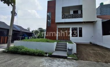 Rumah Hook 2 Lantai, Bangunan Bagus dan Rapi di Tapos Depok