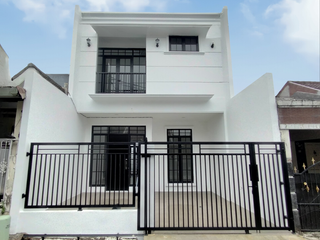 Rumah BRAND NEW bergaya American Classic  di Kencana Loka 12.5