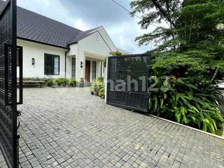 Rumah Mewah Lokasi Tenang dengan Kolam Renang Selong