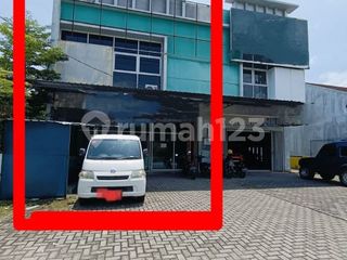 Ruko 2 Lantai dan Usahanya Space Parkir Luas Daerah Komersial Solo Baru