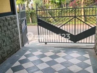 Disewakan Rumah Nyaman 2 Lantai di Bintaro Sektor 5, Tangerang Selatan, knta