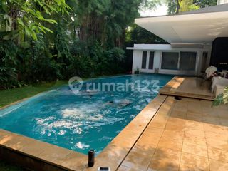 Rumah Cantik Mewah Ada Kolam Renang Lokasi di Kebayoran Baru