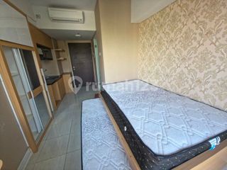 Apartemen Urbana Furnish dan Balkon Dekat Kampus Uns