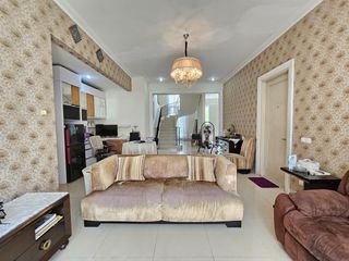 RUMAH CANTIK LES BELLES DI HOEK