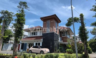 Rumah Hoek di Taman Giri Loka Bsd City, bisa Parkir 7 Mobil