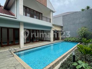 Rumah Area Premium dengan Kolam Renang Darmawangsa