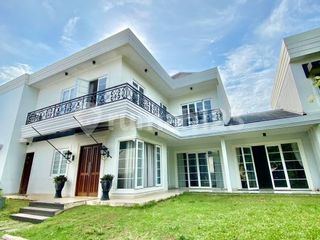 Rumah Klasik Modern Halaman Super Luas Selangkah ke Tol di Andara