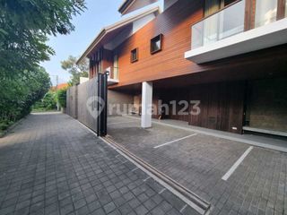 Villa Mewah dan Strategis di Sanur dan Renon