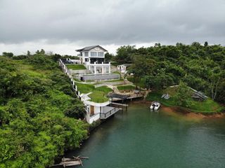 FOR SALE! LAKESIDE VACATION HOME