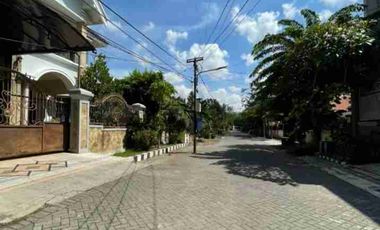 *Dijual rumah mewah Bendul Merisi - Wonocolo Surabaya*

Lt. 572.5 m2
Dimensi 15 x 37,5 meter 
Lb. 980 m2
2 lantai
Legalitas SHM
5 Kamar Tidur utama
2 Kamar Tidur tambahan
1 Gudang
3 Kamar Mandi utama
1 Kamar Mandi tambahan
1 Carports (cukup 3 mobil)
1 Ruang Makan
1 Ruang Keluarga
1 Ruang Tamu 
1 tandon air tanam
1 tandon air tambahan
1 pagar geser besi utama
1 pagar rolling kayu (tambahan)

Halaman depan dan belakang luas
Bangunan kokoh
Plafond tinggi
Sirkulasi udara bagus
Lokasi dekat Royal plaza, kampus Ketintang, RS AL, RS RSI, komplek sekolah, Cito City, Trans mart studio dll

6 M/ Nego 
turun 5 m
Grace Property 
Property Consultant

*Gunawan Wibisono*
https://wa.me/628214102----
https://wa.me/62888170----

*we serve with heart*