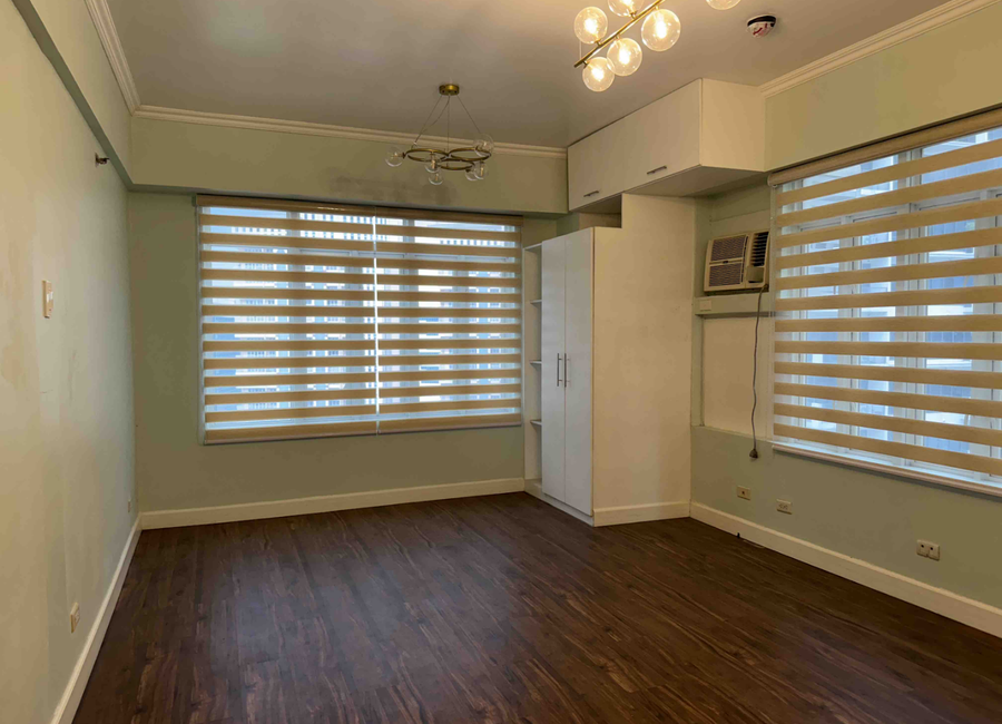 FOR SALE - Newly Refinished Studio Corner Unit in Stamford Executive ...