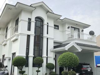 Stunning 5 Bedroom Corner House and Lot for Lease in Mahogany Place 1, Taguig City!