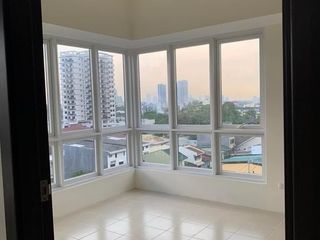 Modern RFO 2 Bedroom Condo Corner unit Rent to own near Ortigas Mandaluyong Sm Mega Mall Robinsons Magnolia St Paul